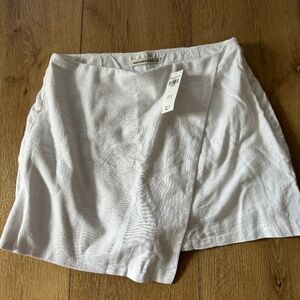 The A&F Scarlett Linen-Blend Wrap Mini Skort-WHITE